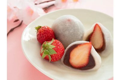 Ichigo Mochi: Rice Cake with Strawberry and Red Bean Paste (いちご大福)