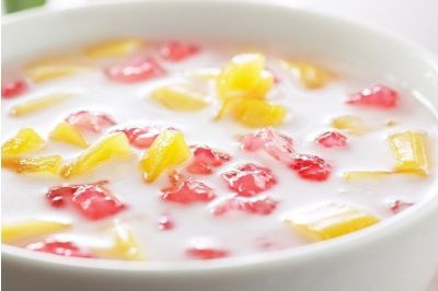 Kokosmelk met sago en vruchten