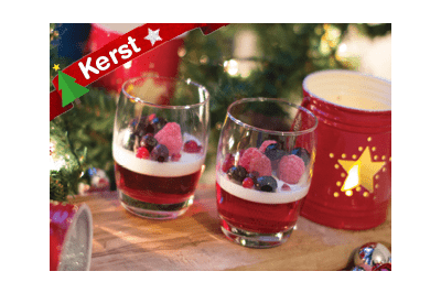 Kokosnootroompudding met aardbeienjelly