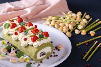 Matcha Cake Roll With Red Beans