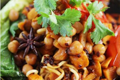 鹰嘴豆豌杂面 / Ramen Noodles with Chickpeas and Soy Braised Sweet Potato