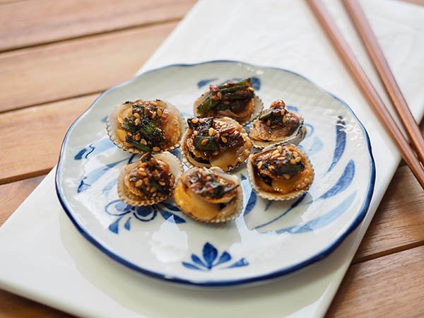 Rus tilida onlayn porno komikslar Qora tanli yigitga massaj qiladi, song uni silkitadi